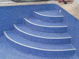 Escalera curva en esquina piscina